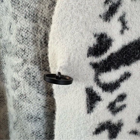 Chico’s Plush Animal Print Cardigan Size 2 (US L) Gray White Leopard Casual - Picture 7 of 10